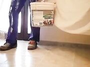 Casalinga eccitata si fa chiavare dall'imbianchino