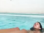 Mi inculo nuda in piscina sto rischiando tanto