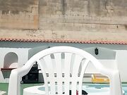 Mi inculo nuda in piscina sto rischiando tanto