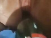 Squirt amatoriale moglie con la bottiglia