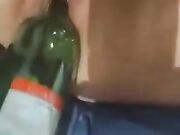 Squirt amatoriale moglie con la bottiglia