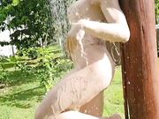 Naomi Blonde trans italiana doccia in giardino