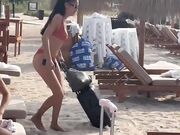 Elodie in bikini in spiaggia