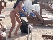 Elodie in bikini in spiaggia