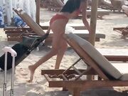 Elodie in bikini in spiaggia