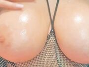 Mi ciucci queste belle tettone?