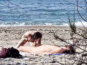 Coppia italiana beccata a scopare in spiaggia