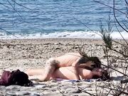 Coppia italiana beccata a scopare in spiaggia