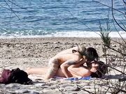 Coppia italiana beccata a scopare in spiaggia