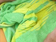 Mostra la fica in spiaggia