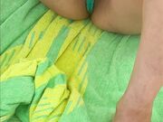 Mostra la fica in spiaggia