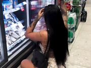 Denise esibizionismo al supermercato