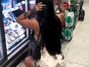 Denise esibizionismo al supermercato
