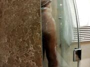 Spia la bella troia sotto la doccia
