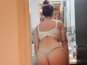 Mady si spoglia nuda in bagno