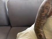 Meglio le mie tettone o il mio culo ragazzi