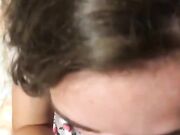 Impegnata a succhiare il cazzo