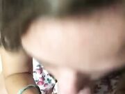 Impegnata a succhiare il cazzo