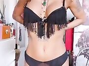 Nora ex pupa e secchione si spoglia nuda