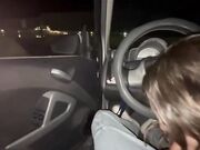 Mi accompagna a casa e gli faccio un pompino in auto