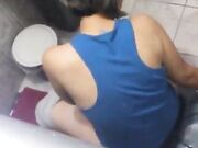 Patrizia in bagno a fare cacca