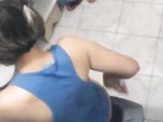 Patrizia in bagno a fare cacca