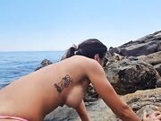 Il pescatore arrapato mi da il pesce sugli scogli