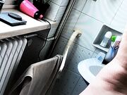 La riprendo in bagno mia cognata
