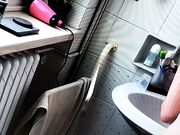 La riprendo in bagno mia cognata