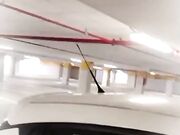 Lei toccandosi nel parcheggio