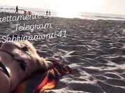 Sabrina Monti inculata in spiaggia