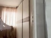 La casalingua pulendo casa...eccitando i fans