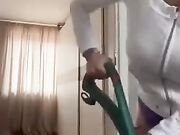 La casalingua pulendo casa...eccitando i fans
