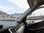 Il parcheggio è vuoto e mi sbatte nel bagagliaio