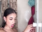 Noemi spompina sotto la doccia OF