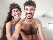 Il baffetto tra le cosce le piace