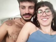 Il baffetto tra le cosce le piace