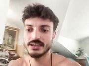 Il baffetto tra le cosce le piace