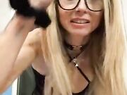 Calda Milf bionda si masturba in live