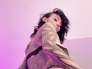 Nuda slip trasparenti tettona tatuata New