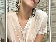 Miss maglietta bagnata ditalino in doccia sensuale