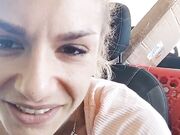 Milf romana tettona si masturba in auto