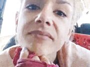 Milf romana tettona si masturba in auto