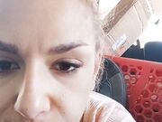 Milf romana tettona si masturba in auto