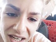 Milf romana tettona si masturba in auto
