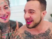 Ragazza tatuata sbattuta da stallone italiano