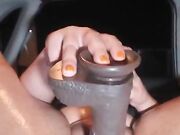 Mi sfondo la fica in uto con dildo nero