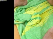 Mostra la fica in spiaggia