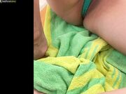 Mostra la fica in spiaggia