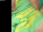 Mostro la fica in spiaggia